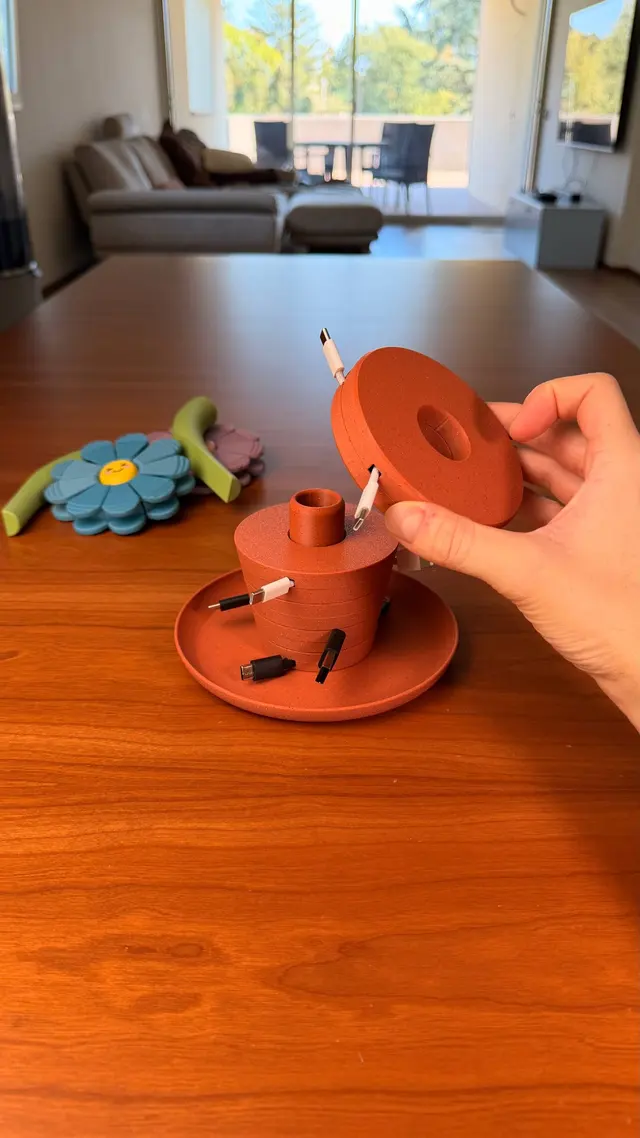 Un anello del vaso Bloom Stack tenuto in mano mentre si impila sul vaso