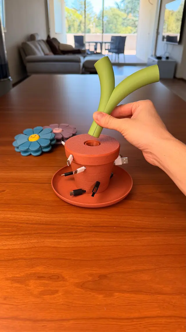 Il gambo lungo di un fiore inserito nel vaso Bloom Stack