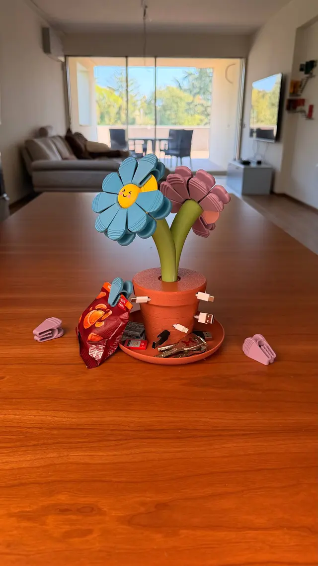 Il vaso Bloom Stack con i fiori sul tavolo di un salotto