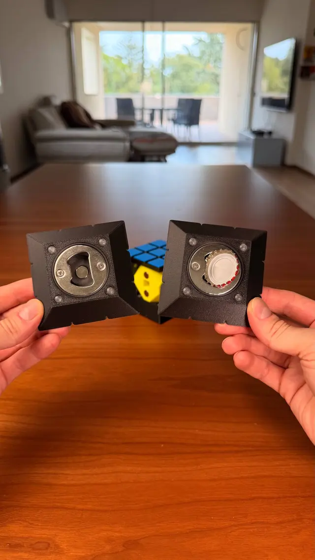 Due facce del cubo staccate, con l'apribottiglie sul retro
