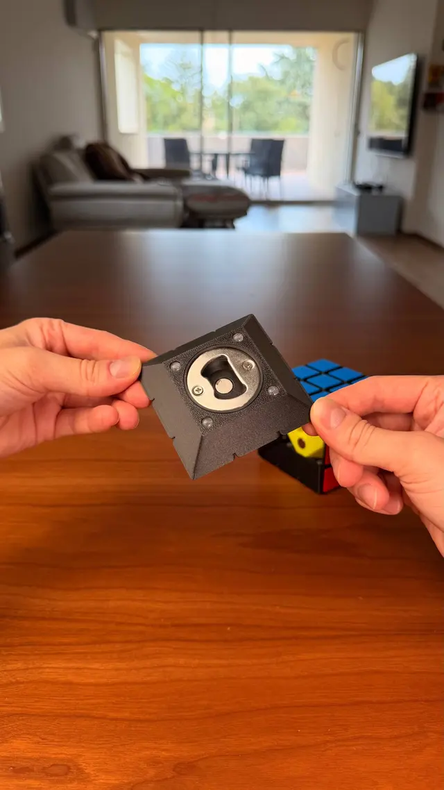 Una faccia del cubo con l'apribottiglie in metallo