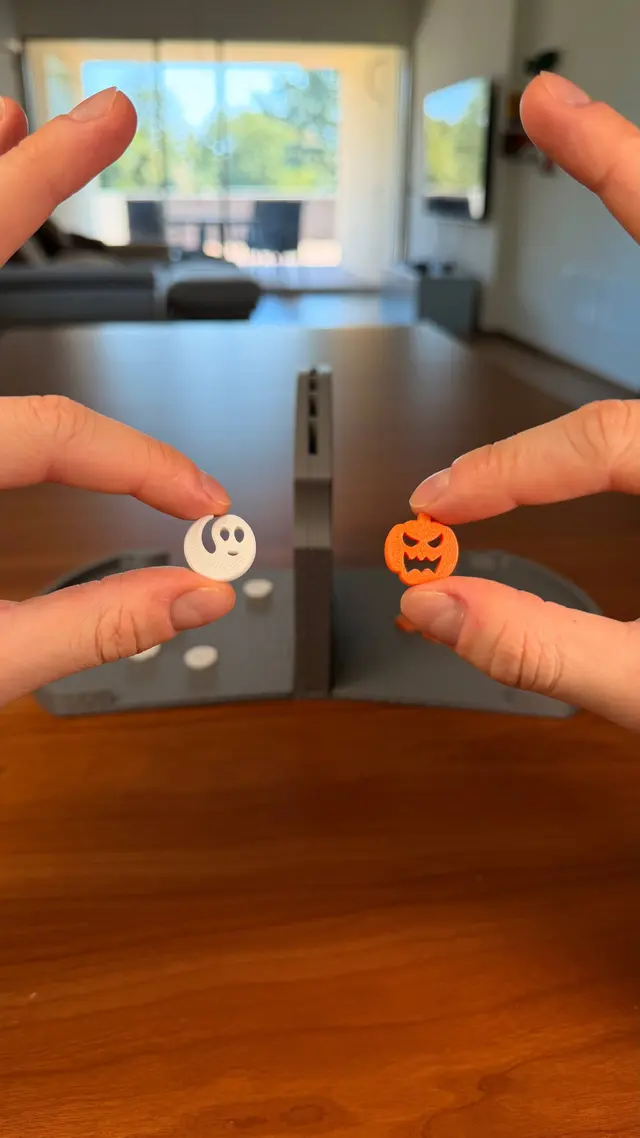 Due mani inseriscono un pezzo fantasma e un pezzo zucca